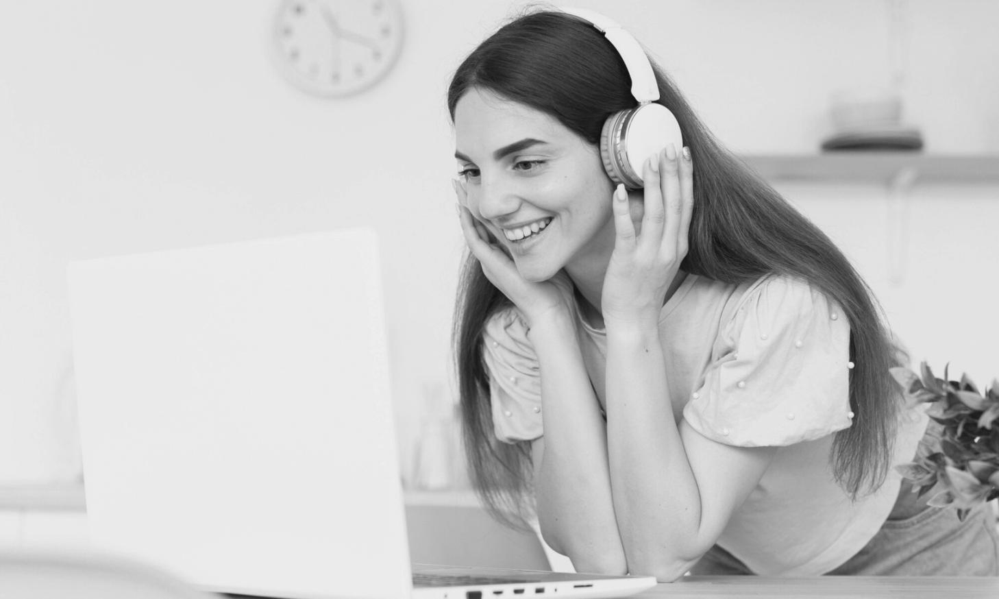 Участники обучающей программы работают с финансовыми документами